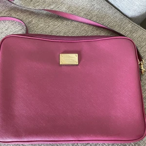Laptop väska - Michael Kors laptop väska passar en bärbar datorn 15tum.