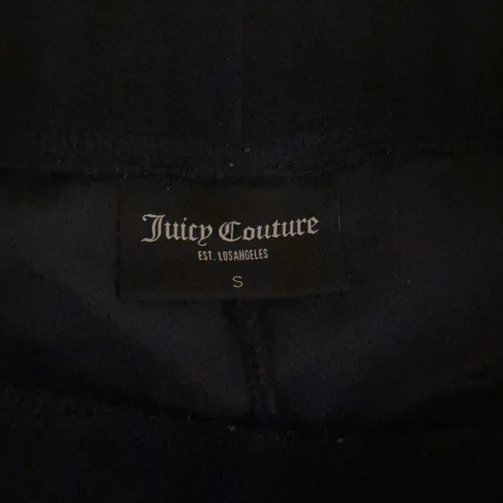 Juicy couture byxor i färgen night sky! Väl använda, därav priset. Inga defekter, dock är färgen lite urtvättad❣️säljer tjocktröjan i en annan annons💋Nypris: 1000kr. Jeans & Byxor.