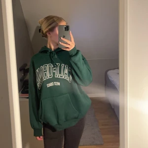 Hoodie - Säljer nu min gröna hoodie med tryck som är i ett jätteskönt material❤️‍🔥den är oversized och så skön att ha på sig