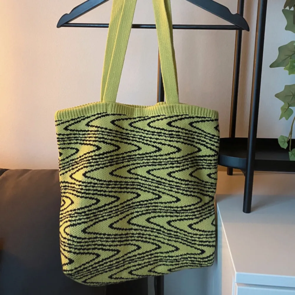 Supersnygg väska från Urban Outfitters, perfekt nu till våren! Aldrig använd. Väskor.