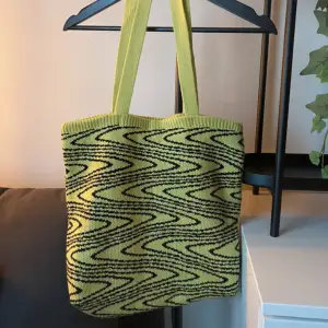 Supersnygg väska från Urban Outfitters, perfekt nu till våren! Aldrig använd