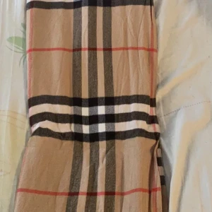 burburry halsduk  - Hej vill sälja min halsduk för jag har tröttnat på den 