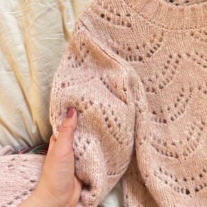 Rosa stickad tröja - Rosa stickad tröja. Så fin! Pris är inklusive frakt.💞Knappt använd! Skulle vara så fin med en kjol i sommar😍Passar S-M.