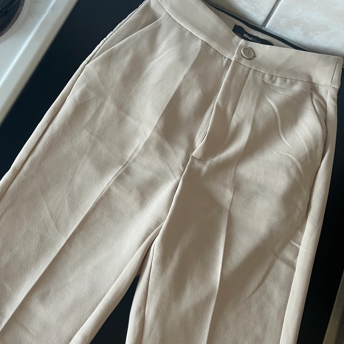 Kostymbyxor från Gina