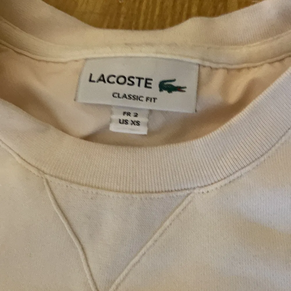 Vit Lacoste sweatshirt storlek xs. Tröjor & Koftor.