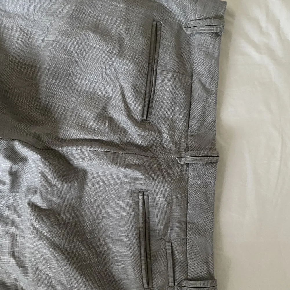 Säljer dessa grå lågmidjade kostymbyxor! Super snygga, de är varsamt använda och inga tydliga tecken på användning😊 . Jeans & Byxor.