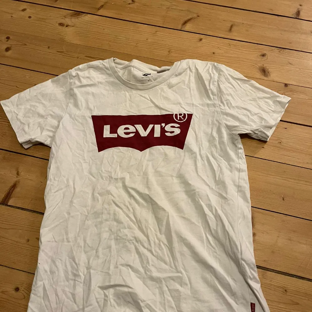 Säljer en vit Levis T-shirt i storlek XS, knappt använd. köparen står för frakten!. T-shirts.