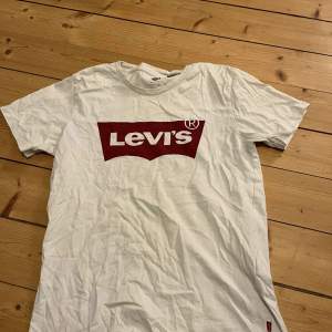 Säljer en vit Levis T-shirt i storlek XS, knappt använd. köparen står för frakten!