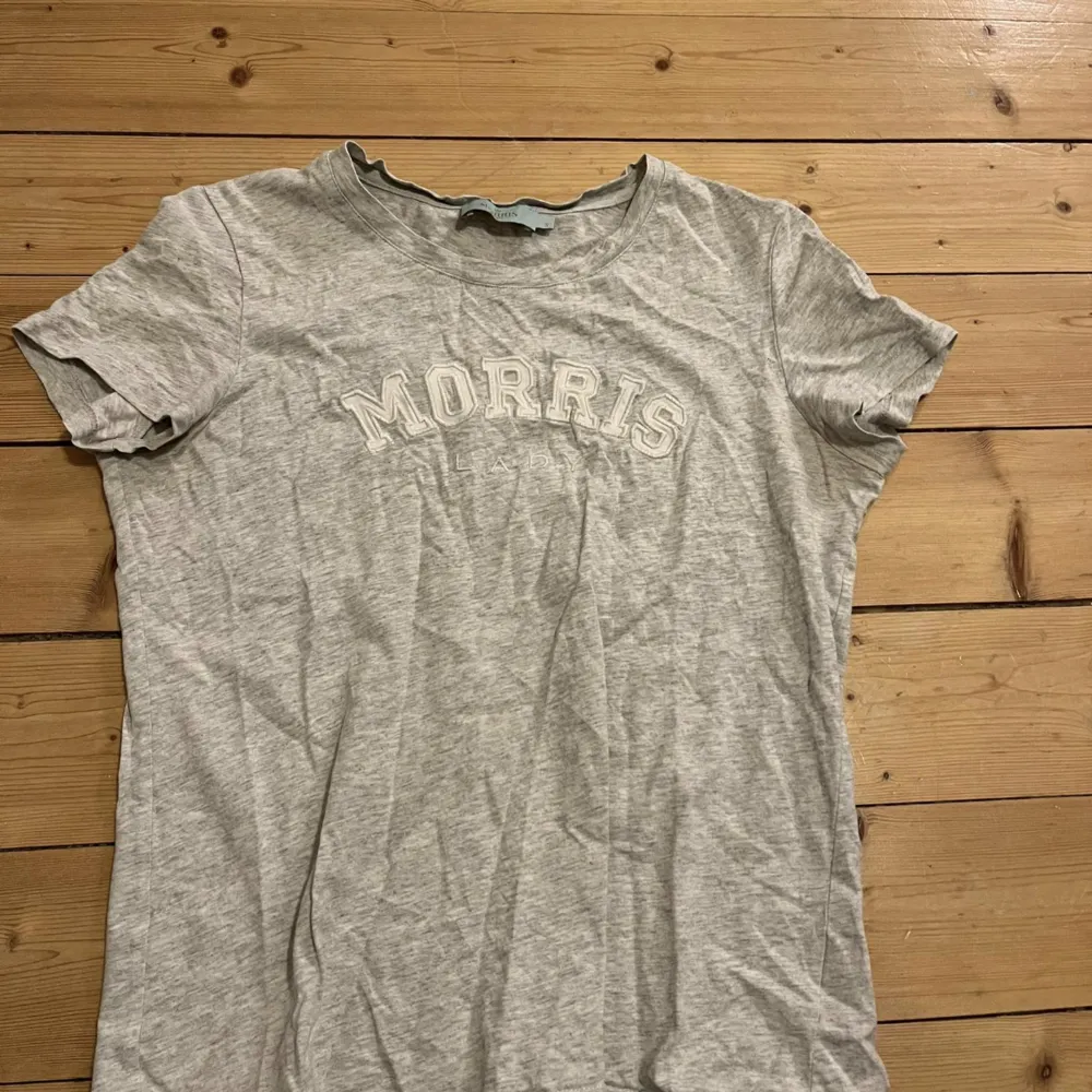 Säljer min gråa morris t-shirt i storlek S, säljer den då den inte passar mig längre men är i ett superbra skick, köparen står för frakten. T-shirts.
