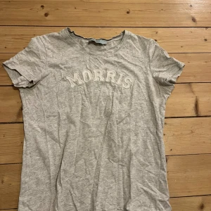 Morris T-shirt - Säljer min gråa morris t-shirt i storlek S, säljer den då den inte passar mig längre men är i ett superbra skick, köparen står för frakten