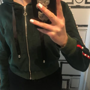 Grön munkjacka  - Snygg grön förg med pärlor på axlarna 😻 riktigt bekväm och mysigt material. Priset inte helt satt än