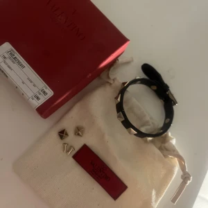 Valentino armband  - Intressekoll på mitt nitarmband från valentino. Armbandet är använt och har några små defekter, men inget som sticker ut eller som man tänker på!