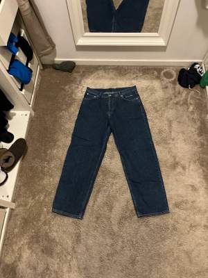 Ett par snygga straight jeans från Junkyard. Superskön passform och knappt använda. Passar perfekt med längden för de som är runt 185. Inköps pris 600kr