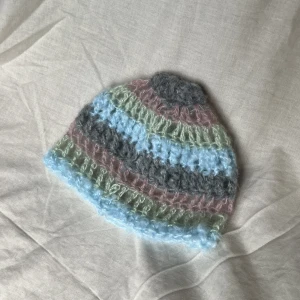 Virkad mössa - Virkad mössa i secondhandfyndat ull och mohair.  Kan även göras på beställning (200kr)