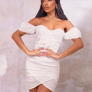 Student klänning oanvänd  - Säljer denna superfina oanvända studentklänning! Köpte en annan till studenten och denna har endast legat i en kartong sen dess! Helt oanvänd och prislapp är kvar! Från pretty little things och kostade 599kr 