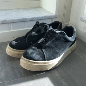 Eytys  - Säljer ett par eytys skor. De är ganska slitna men har mycket att ge. Storlek 43