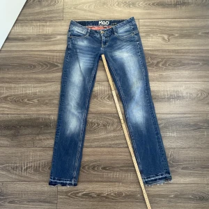 Coola lowrise jeans! - Super coola jeans från märket M.O.D !🙌 Köpta secondhand ! Säljer endast då de är lite för korta på mig som är 170cm med långa ben! Har sprätt upp dom så där är slitet längst ner, skriv för fler bilder 💗 Strl 27/32 ! 
