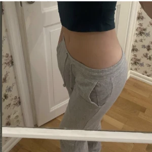 H&M lågmidjade mjukis - Fint skick! använd få gånger. Var högre i midjan innan men sydde ner dom till lågmidjade. inget man ser på byxorna!