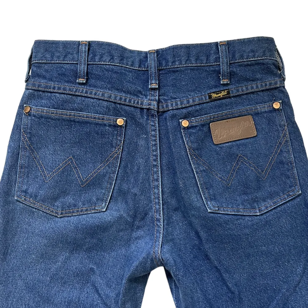 jeans från Wrangler fattar inte riktigt storleksmärkningen men de har rå kant och upplever att  längden är aningen kortare än 30 och jag brukar ha 25/26 i midja och de sitter bra tror 27 funkar också 👖. Jeans & Byxor.