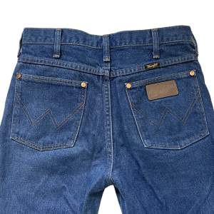 jeans från Wrangler fattar inte riktigt storleksmärkningen men de har rå kant och upplever att  längden är aningen kortare än 30 och jag brukar ha 25/26 i midja och de sitter bra tror 27 funkar också 👖