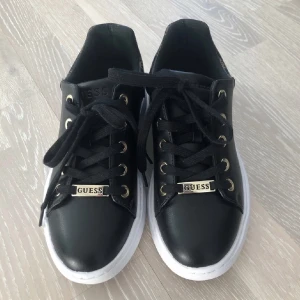 Guess sneakers - Säljer ett par jättefina skor från guess i storlek 38! De är endast använda en gång så de är helt som nya! Säljer för 800kr💗
