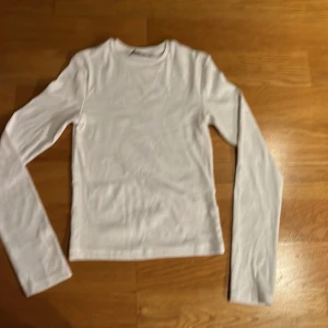 Långärmad vit tröja - Säljer en vit tight tröja från bik bok