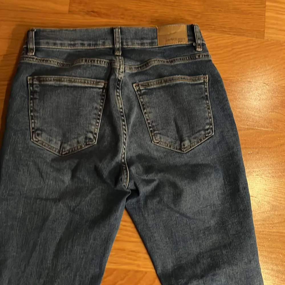 Säljer ett par bootcut jeans från Gina tricot.. Jeans & Byxor.