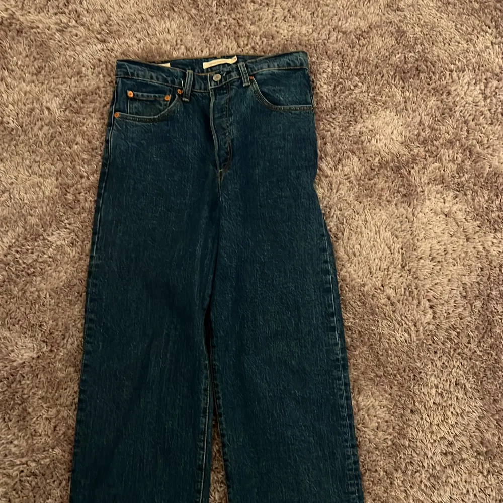 Säljer dessa Levis jeans eftersom att dom inte kommer till användning. Använda 2-3 gånger. Köpare står för frakten. Jeans & Byxor.