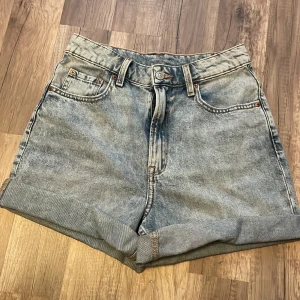 jeansshorts - supersnygga jeansshorts från hm 😊går att ha både uppvikta och nedvikta