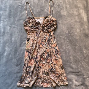 urban outfiters klänning  - kort klänning från Urban outfiters i storlek Small, bara använt en gång, mjukt och lite stretchigt material