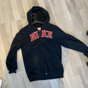 Nike zip - Nike zip hoodie, skick 9/10, ingen aning om ny pris. Vid frågor skriv privat. Vid snabb affär sänks även pris!! STORLEK: L (barn)