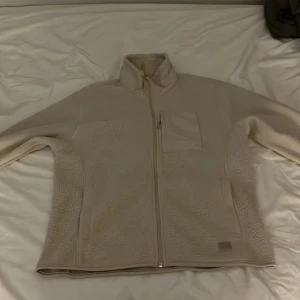 Fleece tröja - Mckinley fleece tröja använd 1 gång nypris 400-500. Storlek L men kan passa ganska bra på M.