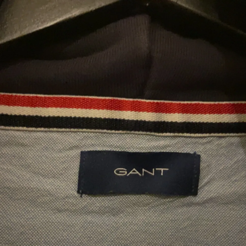 Gant hoodie skick 10/10 har växt ur. . Hoodies.