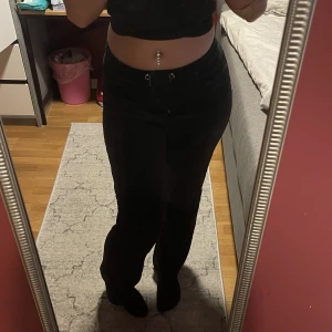 Svarta mjukisar - Ännu ett par till fina mjukisar. Säljer 1 par till, kan även sälja båda två för 80kr om man vill. Storlek Xs, passar även S. Ej till användning. 