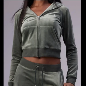 Zip Hoodie - Skitsnygg Juicy Couture Zip Hoodie i färgen Dark Moss!  Säljer då den tyvärr inte kommer till användning så den är i väldigt bra skick.  Den är storlek M men passar även lika bra på storlek S, kom privat för fler bilder.  Nypris 1200kr.