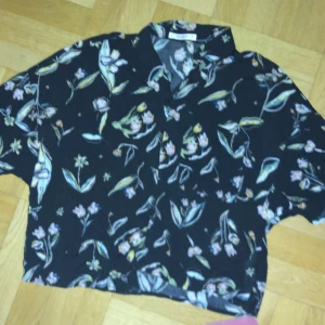 Boxy viscos skjorta - Mjuk skön  Kortare boxy modell  Kortärm Använd fåtal gånger i nyskick 