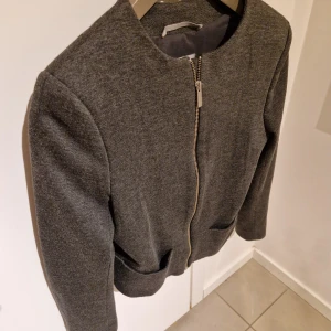 Hunkydory kavaj dam storlek S/M - Använd ett fåtal gånger. Djur oxh rökfritt hem.  Märke hunkydory, I så gott som nyskick. 