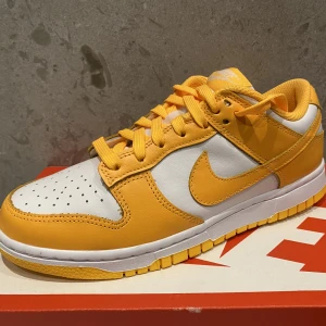 Nike dunk low Laser orange - Nike dunk low Laser orange, VNDS. Endast testade inomhus och dessvärre fått pyttelite crease som ni kan se på andra bilden.