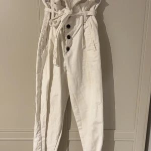 Byxa/jeans med skärp i midjan  - Fint skick! 
