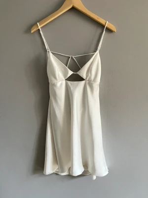 Vit klänning - Vit satin klänning med cut outs Skriv till mig för bilder hur den sitter på😊