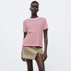 Randig tröja - Basic röd randig tröja, använd fåtal gånger men ser som ny ut, jätte fin men kommer inte till användning ❤️