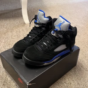 JORDAN 5 RACER BLUE  - Hej jag är en person intresserad av Jordan skor och detta är mina Jordan 5. Jag älskar skorna jätte mycket men tyvärr måste jag sälja vidare dom pga utav att jag har växt ut dom. Man kan inte inte gå fel me dessa underbara skor. Pris kan diskuteras