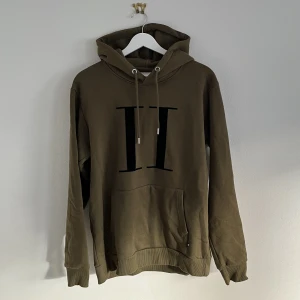 Les Deux hoodie - Mörkgrön hoodie från Les Deux. Använd Max 3 gånger så helt i nyskick. 