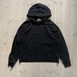Acne studios hoodie - En klippt hoodie från acne med yeezy x gap fit. Storlek M/L sitter kroppat och snyggt. 