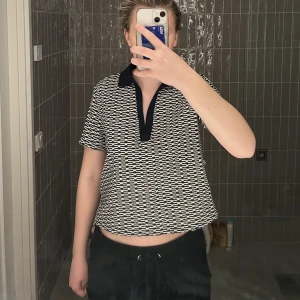 Zara tröja - Snygg tröja från zara med krage, som passar perfekt till sommaren💛 storlek Small, använd 1 gång. 