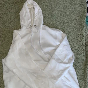 Vit Hoodie  - Vit Hoodie i stl 152.  Säljer för att den inte passar. Har 158/164 kan ha men är tight. Använd c 2-3 ggr men tvättad såklart innan köp. Köpt för 200 Kontakta för mer info . 