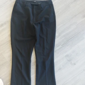 Kostymbyxor från bikbok strl 46 - Svarta högmidjade kostymbyxor , fint skick. Strl 46 raka ben