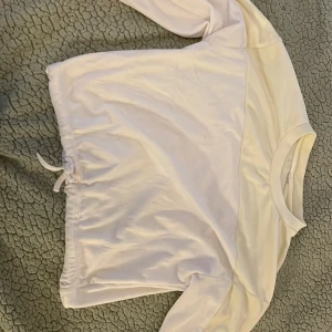 Vit gul tröja  - En vitgul tröja. Lappen har jag klippt av för länge sedan men den är från Lindex i stl 146. Köpt för c 2 år sedan men helt prima skick. Tvättas innan köp och kan skicka mer bilder om du vill 💓 använd c 6 ggr tror jag