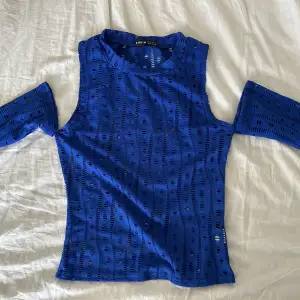 Cool tröja i finaste blå färgen!! 💙 aldrig använd 
