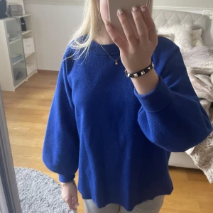 Blå stickad tröja 💙 - Blå långärmad stickad tröja från HM. Materialet är lite ”glittrigt” - kontakta mig så skickar jag bild :) men det är inget man tänker på så mycket. Nästan i nyskick! Storlek M men sitter såhär på mig som har S vanligtvis.
